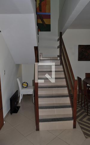 Casa à venda com 184m², 3 quartos e 6 vagasEscada de Acesso Segundo Andar