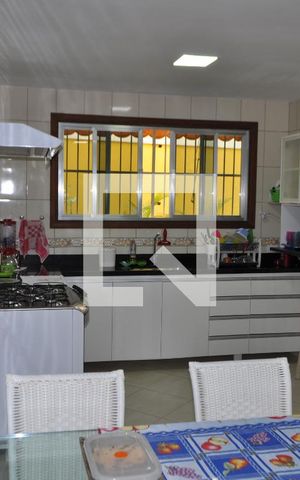 Casa à venda com 184m², 3 quartos e 6 vagasCozinha - Armários