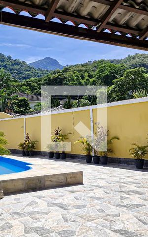 Casa à venda com 184m², 3 quartos e 6 vagas Casa à venda com 184m², 3 quartos e 6 vagasPiscina