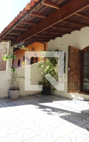 Casa à venda com 150m², 3 quartos e 2 vagasSacada suite 1