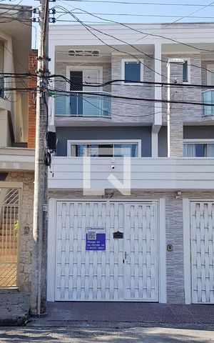 Casa à venda com 270m², 3 quartos e 3 vagas Casa à venda com 270m², 3 quartos e 3 vagasFachada
