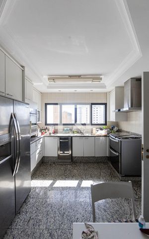 Apartamento para alugar com 310m², 3 quartos e 3 vagas Apartamento para alugar com 310m², 3 quartos e 3 vagasCozinha