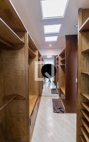 Apartamento para alugar com 310m², 3 quartos e 3 vagas Apartamento para alugar com 310m², 3 quartos e 3 vagasCloset
