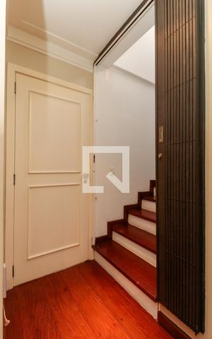 Casa à venda com 476m², 5 quartos e 4 vagas Casa à venda com 476m², 5 quartos e 4 vagasEscada