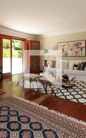 Casa à venda com 476m², 5 quartos e 4 vagas Casa à venda com 476m², 5 quartos e 4 vagasSala