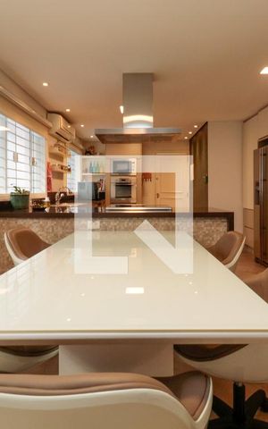 Casa à venda com 476m², 5 quartos e 4 vagas Casa à venda com 476m², 5 quartos e 4 vagasCozinha