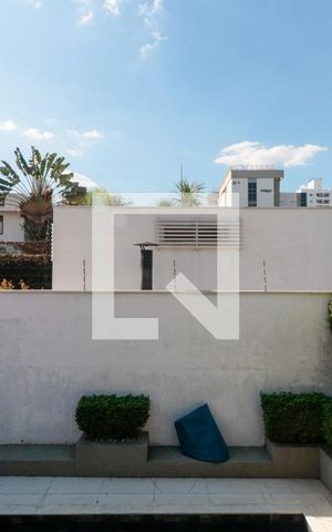 Casa à venda com 476m², 5 quartos e 4 vagas Casa à venda com 476m², 5 quartos e 4 vagasQuarto 1