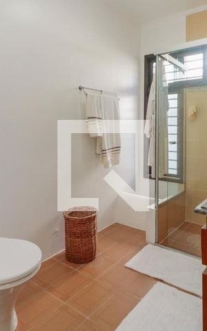 Casa à venda com 476m², 5 quartos e 4 vagas Casa à venda com 476m², 5 quartos e 4 vagasBanheiro 1