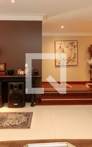 Casa à venda com 476m², 5 quartos e 4 vagas Casa à venda com 476m², 5 quartos e 4 vagasSala