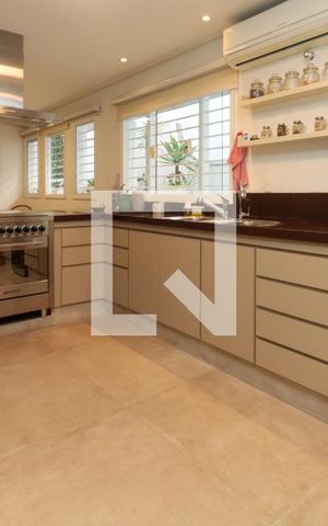 Casa à venda com 476m², 5 quartos e 4 vagas Casa à venda com 476m², 5 quartos e 4 vagasCozinha