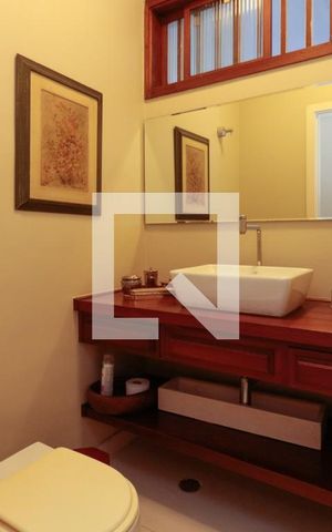 Casa à venda com 476m², 5 quartos e 4 vagas Casa à venda com 476m², 5 quartos e 4 vagasLavabo