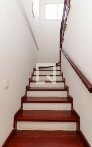 Casa à venda com 476m², 5 quartos e 4 vagas Casa à venda com 476m², 5 quartos e 4 vagasEscada