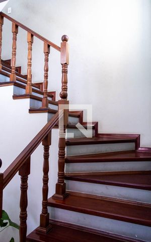 Casa à venda com 331m², 3 quartos e 8 vagas Casa à venda com 331m², 3 quartos e 8 vagasEscada