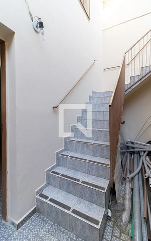 Casa à venda com 148m², 2 quartos e 2 vagas Casa à venda com 148m², 2 quartos e 2 vagasEscada
