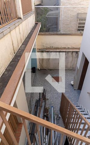 Casa à venda com 148m², 2 quartos e 2 vagas Casa à venda com 148m², 2 quartos e 2 vagasEscada