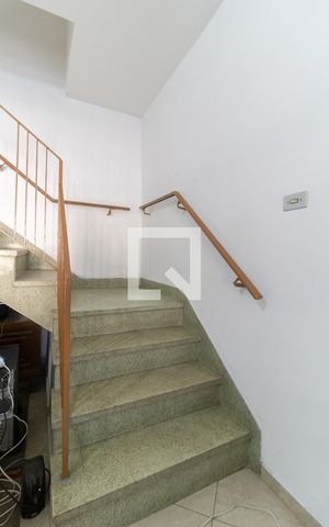 Casa à venda com 148m², 2 quartos e 2 vagas Casa à venda com 148m², 2 quartos e 2 vagasEscada