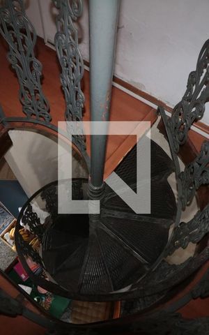 Casa à venda com 200m², 2 quartos e 6 vagasEscada
