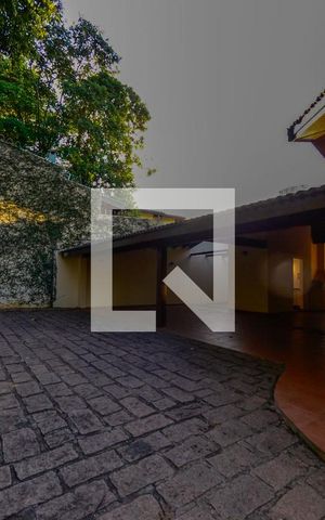 Casa à venda com 420m², 5 quartos e 7 vagas Casa à venda com 420m², 5 quartos e 7 vagasGaragem