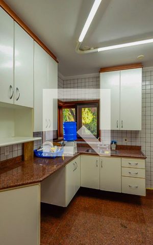 Casa à venda com 420m², 5 quartos e 7 vagas Casa à venda com 420m², 5 quartos e 7 vagasCozinha