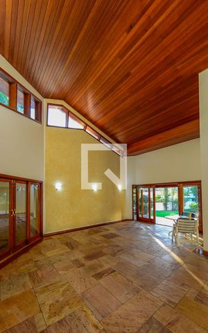 Casa à venda com 420m², 5 quartos e 7 vagas Casa à venda com 420m², 5 quartos e 7 vagasSala
