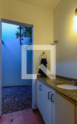Casa à venda com 420m², 5 quartos e 7 vagas Casa à venda com 420m², 5 quartos e 7 vagasBanheiro Piscina