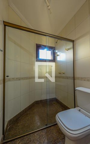 Casa à venda com 420m², 5 quartos e 7 vagas Casa à venda com 420m², 5 quartos e 7 vagasBanheiro da Suíte 1