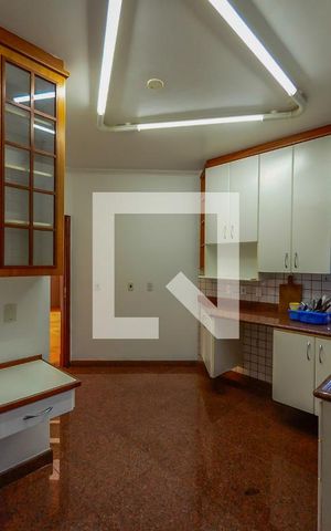 Casa à venda com 420m², 5 quartos e 7 vagas Casa à venda com 420m², 5 quartos e 7 vagasCozinha