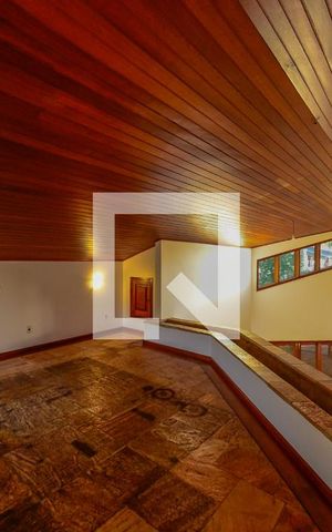 Casa à venda com 420m², 5 quartos e 7 vagas Casa à venda com 420m², 5 quartos e 7 vagasSala de TV