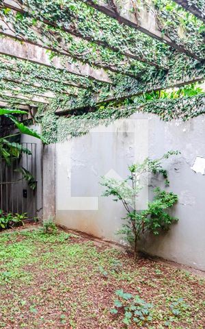 Casa à venda com 331m², 5 quartos e 2 vagas Casa à venda com 331m², 5 quartos e 2 vagasJardim lateral