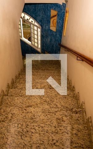 Casa à venda com 300m², 4 quartos e 2 vagasEscada
