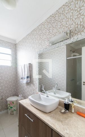 Casa à venda com 315m², 5 quartos e 3 vagas Casa à venda com 315m², 5 quartos e 3 vagasBanheiro Corredor