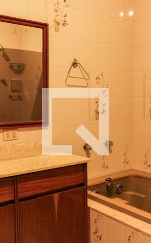 Apartamento à venda com 220m², 3 quartos e 1 vaga Apartamento à venda com 220m², 3 quartos e 1 vagaBanheiro 1