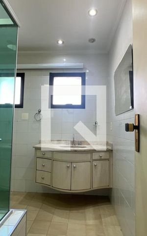 Apartamento para alugar com 240m², 4 quartos e 4 vagas Apartamento para alugar com 240m², 4 quartos e 4 vagasBanheiro da Suíte 1