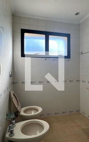 Apartamento para alugar com 240m², 4 quartos e 4 vagas Apartamento para alugar com 240m², 4 quartos e 4 vagasBanheiro da Suíte 3