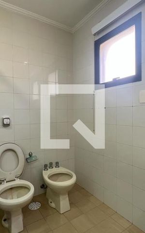 Apartamento para alugar com 240m², 4 quartos e 4 vagas Apartamento para alugar com 240m², 4 quartos e 4 vagasBanheiro da Suíte 1