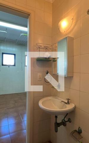Apartamento para alugar com 240m², 4 quartos e 4 vagas Apartamento para alugar com 240m², 4 quartos e 4 vagasBanheiro de Serviço