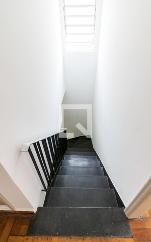 Casa à venda com 120m², 2 quartos e 2 vagas Casa à venda com 120m², 2 quartos e 2 vagasEscadas