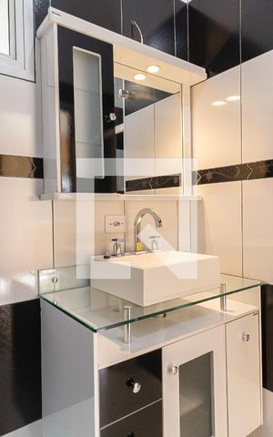 Casa à venda com 1972m², 2 quartos e 2 vagas Casa à venda com 1972m², 2 quartos e 2 vagasBanheiro da Suíte