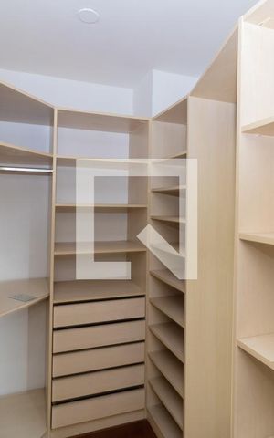 Casa à venda com 280m², 5 quartos e 6 vagasQuarto Suíte 1-Closet