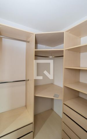 Casa à venda com 280m², 5 quartos e 6 vagasQuarto Suíte 1-Closet