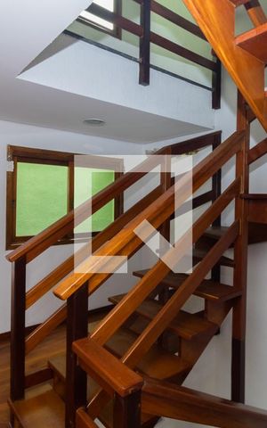 Casa à venda com 280m², 5 quartos e 6 vagasEscada