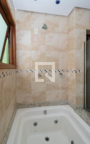 Casa à venda com 280m², 5 quartos e 6 vagasQuarto Suíte 1-Banheiro