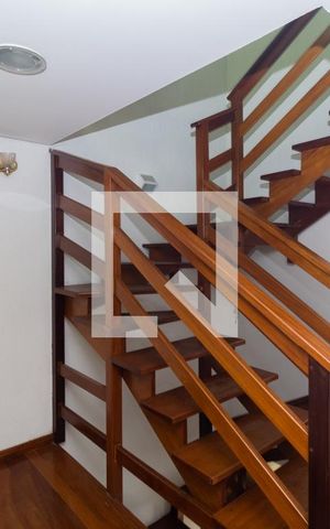 Casa à venda com 280m², 5 quartos e 6 vagasEscada