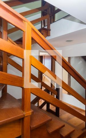 Casa à venda com 280m², 5 quartos e 6 vagasEscada