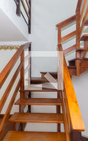 Casa à venda com 280m², 5 quartos e 6 vagasEscada