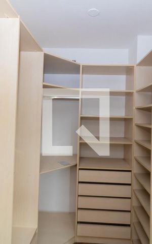 Casa à venda com 280m², 5 quartos e 6 vagasQuarto Suíte 1-Closet