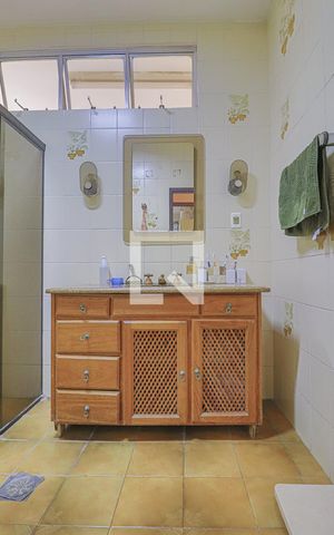 Casa à venda com 354m², 4 quartos e 7 vagasBanheiro Corredor 