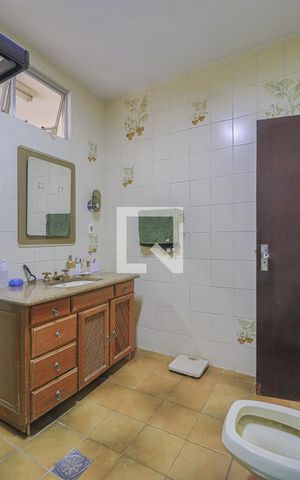 Casa à venda com 354m², 4 quartos e 7 vagasBanheiro Corredor 