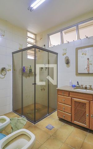 Casa à venda com 354m², 4 quartos e 7 vagasBanheiro Corredor 