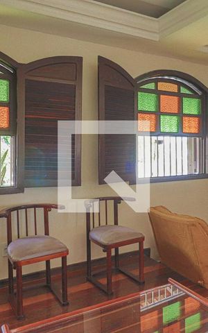 Casa à venda com 354m², 4 quartos e 7 vagasSala